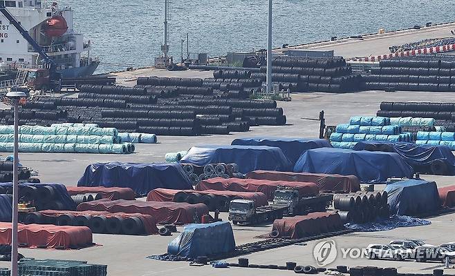 경기도 평택항에 쌓여 있는 철강 제품. /연합뉴스