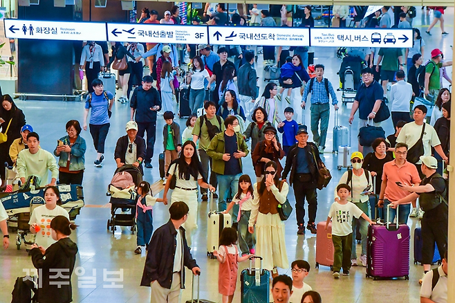 제주공항이 관광객들도 붐비고 있다. 제주일보 자료사진