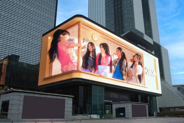코엑스 K팝 스퀘어에 설치된 3D 대형 전광판. K팝 그룹 아일릿이 전광판에 등장한 모습.(사진=빌리프랩)