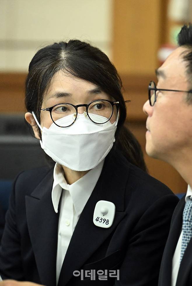 도이치모터스 주가조작과 명태균 공천개입, 통일교 청탁·뇌물 수수 의혹 혐의 등으로 구속기소 된 김건희 씨(파면된 전직 대통령 윤석열의 아내)가 지난달 24일 오후 서울 서초구 서울중앙지방법원에서 열린 첫 재판에 출석해 최지우 변호사와 이야기를 나누고 있다. (사진=공동취재단)