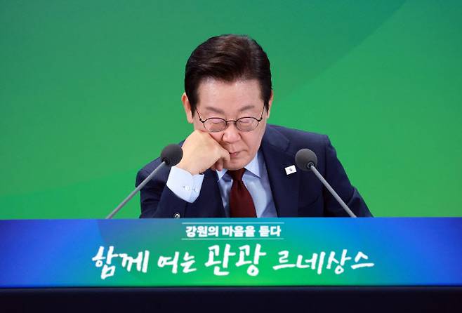 이재명 대통령이 12일 강원도 춘천시 강원창작개발센터에서 열린 지역 토론회 ‘강원의 마음을 듣다’ 타운홀 미팅에서 자료를 보고 있다. (사진 = 연합뉴스)