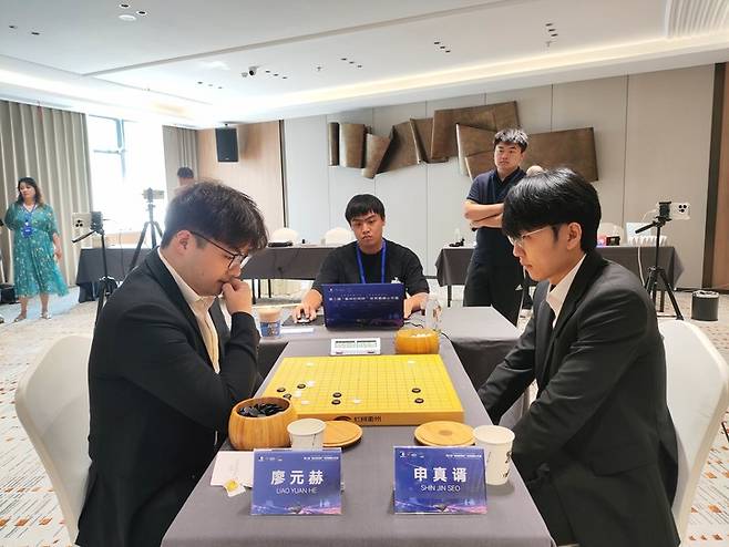 신진서 9단이 랴오위안허 9단과 반상을 마주하고 있다.(사진 한국기원 제공)
