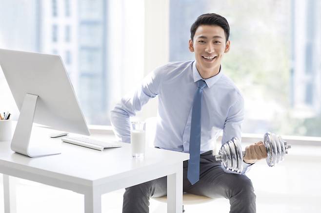 일상 속에서 간식을 먹는 것처럼 짧은 시간을 내 운동하는 것을 '운동 스낵'이라고 한다. 이는 움직임이 부족한 현대인에게 효과적인 대안으로 떠오르고 있다. 사진=게티이미지뱅크