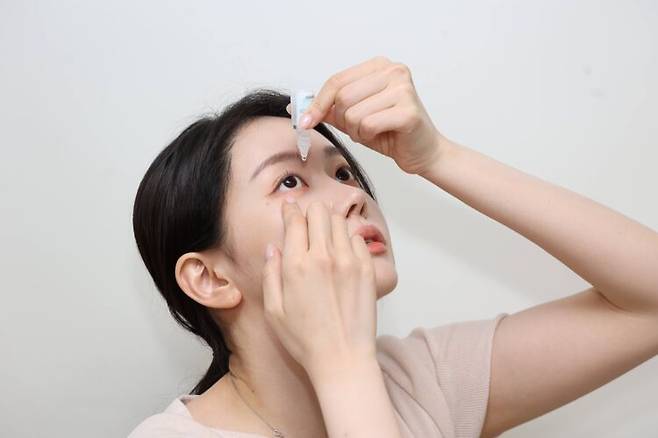 안구건조증 치료의 기본은 인공눈물 점안으로 부족한 눈물 보충, 눈꺼풀 및 안구표면 염증 완화에 도움이 된다. 이미지 제공=김안과병원