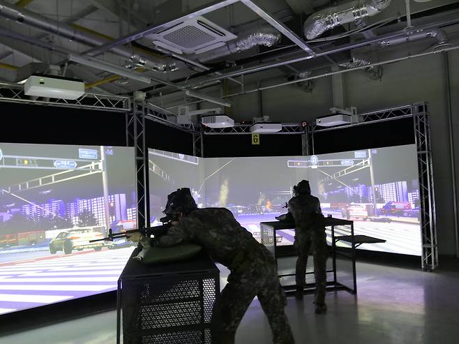 충남 보령 소재 김좌진과학화예비군훈련장에서 훈련중인 예비군이 VR 기반 영상모의 사격훈련을 실시하며 실제 전장과 유사한 환경 속에서 사격술과 전투 감각을 숙달하고 있다.(육군 2작전사 제공)