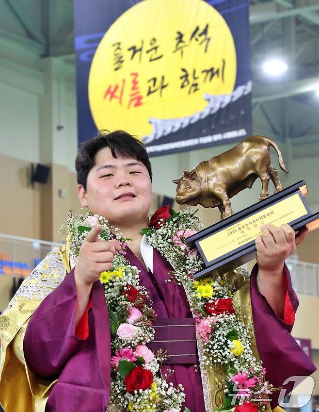 8일 울산광역시 울주군 울주종합체육센터에서 열린 ‘위더스제약 2025 울주추석장사씨름대회’ 백두장사(140kg이하)에 등극한 김민재(영암군민속씨름단)가 황소트로피를 들고 기념사진을 찍고 있다. 2025.10.8/뉴스1