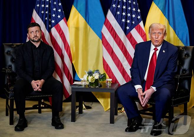 도널드 트럼프 미국 대통령이 9월 23일(현지시간) 미국 뉴욕에서 열린 제80차 유엔 총회에서 볼로디미르 젤렌스키 우크라이나 대통령과 만나 회담하기에 앞서 기자들의 질문에 답하고 있다. 2025.09.23. ⓒ 로이터=뉴스1 ⓒ News1 류정민 특파원