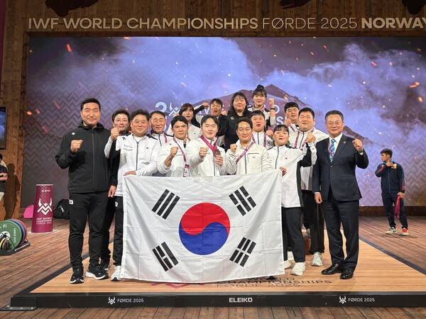 손현호(25·광주광역시청)가 7일(한국시간) 노르웨이 포르데에서 열린 국제역도연맹(IWF) '2025 세계역도선수권대회' 79kg급에서 용상(클린 앤 저크)에서 198kg을 들어올려 용상 동메달을 획득했다. 이후 태극기와 함께한 기념 사진. /사진=대한역도연맹