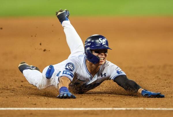 김성윤이 지난 8월 22일 대구 키움전에서 슬라이딩을 하고 있다. 사진 | 삼성 라이온즈