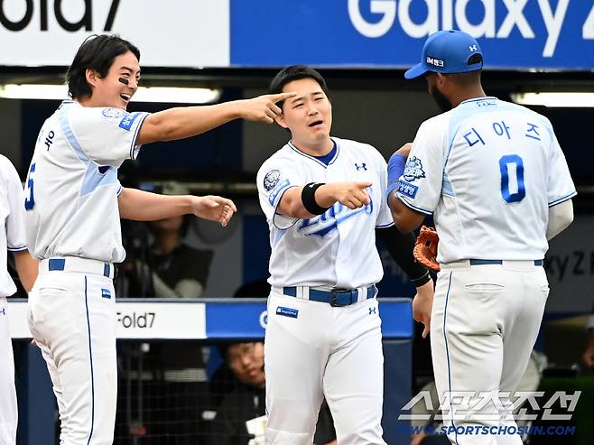7일 대구삼성라이온즈파크에서 열린 NC와 삼성의 와일드카드 2차전, 8회초 수비를 마친 삼성 1루수 디아즈를 맞이하는 구자욱 전병우의 모습. 대구=허상욱 기자wook@sportschosun.com/2025.10.07/