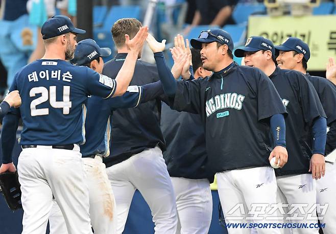 6일 대구 삼성라이온즈파크에서 열린 NC와 삼성의 와일드카드 1차전. NC가 삼성에 4대 1로 승리했다. 경기 종료 후 선수들과 승리의 기쁨을 나누고 있는 NC 이호준 감독. 대구=송정헌 기자songs@sportschosun.com/2025.10.06/
