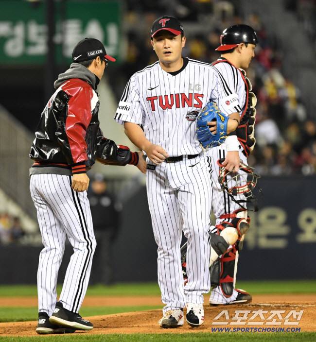 8일 잠실구장에서 열린 LG와 KT의 한국시리즈 2차전. LG 최원태가 1회를 마치지 못하고 마운드에서 내려오고 있다. 잠실=박재만 기자 pjm@sportschosun.com/2023.11.08/