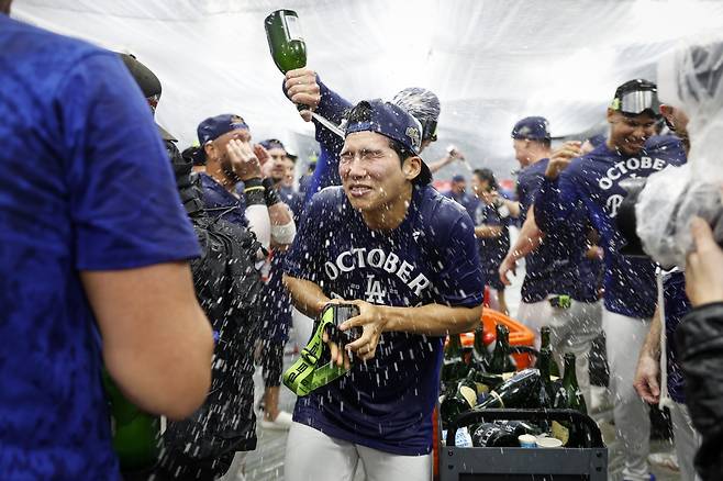 와일드카드시리즈에서 신시내티를 2연승을 물리쳐 디비전시리즈를 확정한 뒤 동료들과 샴파에니 세리머니를 하고 있는 김혜성. EPA연합뉴스