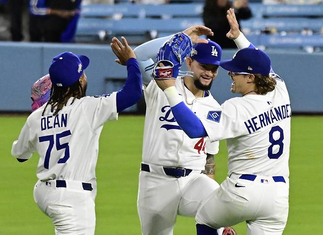 LA 다저스 저스틴 딘, 앤디 파헤스, 키케 에르난데스 등 외야수 3명이 지난 2일(한국시각) 신시내티 레즈와의 와일드카드시리즈 2차전서 승리한 뒤 세리머니를 하고 있다. UPI연합뉴스