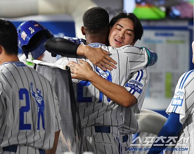 30일 대구 라이온즈파크에서 열린 KIA-삼성전. 1회말 1사 1, 3루 디아즈가 스리런포를 치며 50홈런을 달성했다. 디아즈가 구자욱의 환영을 받고 있다. 대구=정재근 기자 cjg@sportschosun.com/2025.9.30/