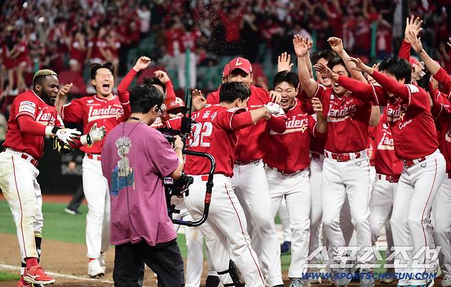 1일 인천 SSG랜더스필드에서 열린 KBO리그 SSG와 한화의 경기. 9회말 SSG 이율예가 끝내기 투런홈런을 날렸다. 환호하고 있는 이율예. 인천=송정헌 기자songs@sportschosun.com/2025.10.01/