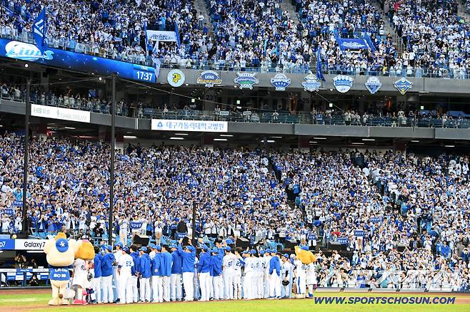 7일 대구삼성라이온즈파크에서 열린 NC와 삼성의 와일드카드 2차전, 삼성이 3대0으로 승리하며 준플레이오프에 진출했다.팬들과 기쁨을 나누는 삼성 선수들의 모습. 대구=허상욱 기자wook@sportschosun.com/2025.10.07/