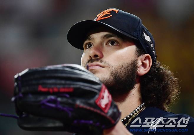 1일 인천 SSG랜더스필드에서 열린 KBO리그 SSG와 한화의 경기. 몸을 풀고 있는 한화 선발 폰세. 인천=송정헌 기자songs@sportschosun.com/2025.10.01/