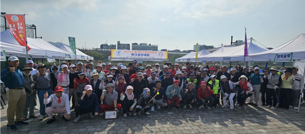 2025동대문구체육회장배 파크골프대회 참가자들이 대회에 앞서 파이팅을 외치고 있다. 사진=동대문파크골프협회 제공
