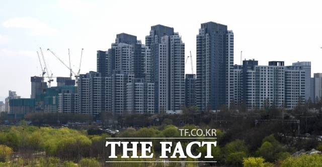정비사업 및 분양 시장에서 고층아파트의 인기가 이어지고 있다. 조망권을 제공할 뿐만 아니라 도시계획 규제 등으로 공급이 제한돼 희소성이 높기 때문이다. /더팩트 DB