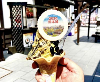 오차노 이즈미엔의 대표 메뉴인 금박 소프트 아이스크림.  오차노 이즈미엔 인스타그램 캡처