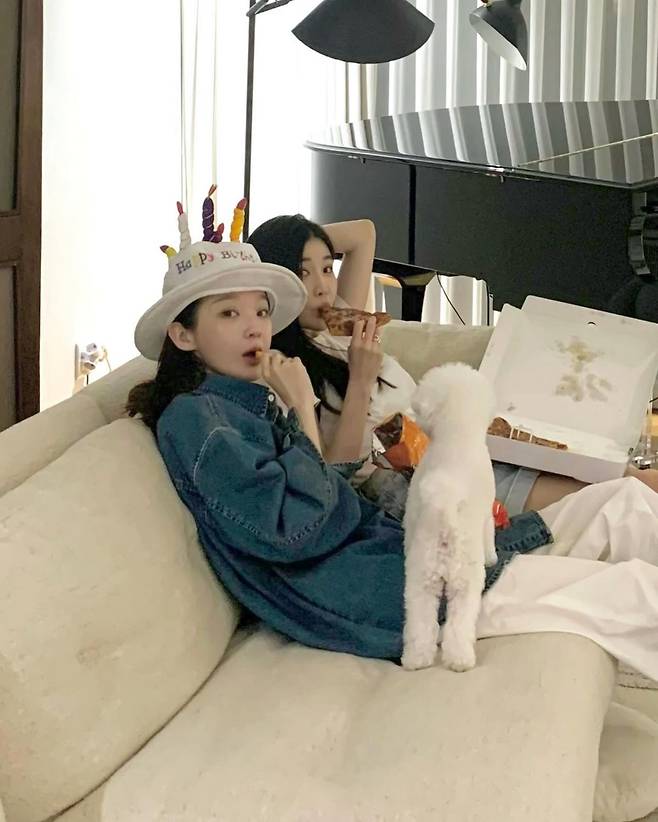 홈웨어로도 어울리는 데님 셔츠. 인스타그램 @iammingki