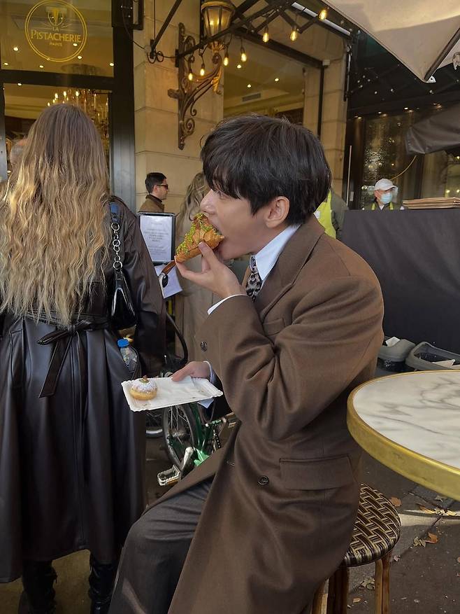 뷔 파리 맛집 (출처 : 인스타그램 @thv)