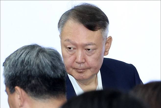 윤석열 전 대통령이 지난달 26일 오전 서울 서초구 서울중앙지방법원에서 열린 특수공무집행방해 및 직권남용, 권리행사방해 등 혐의 사건 첫 공판에 출석하고 있다. ⓒ사진공동취재단