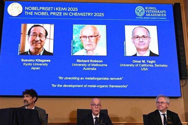 8일(현지시간) 스웨덴 스톡홀름 소재 스웨덴 왕립과학원에서 노벨위원회가 2025년 노벨 화학상 수상자를 발표하고 있다. 화면 속 사진 왼쪽부터 스스무 기타가와 일본 교토대 교수와 리처드 롭슨 호주 멜버른대 교수, 오마르 M 야기 미국 UC버클리대 교수. ⓒ AFP/연합뉴스