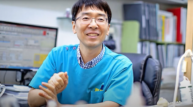 박종무  평생피부과동물병원장은 “첨가제가 든 사료를 끊고 반려견에 맞는 자연식만 시작해도 고질적인 피부병은 크게 개선된다”고 했다. 박종무원장 제공