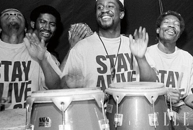 캐서린 햄넷의 상징적 슬로건 티셔츠 중 하나인 ‘STAY ALIVE’.