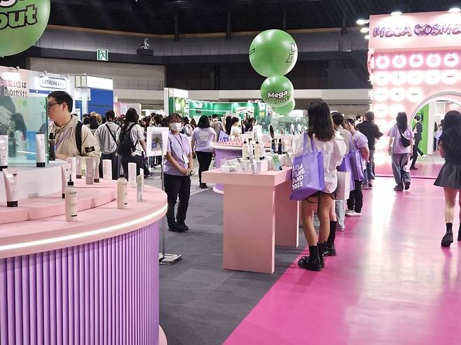 지난 4일 일본 도쿄 아리아케 체조경기장에서 열린 '메가 코스메 랜드 2025' 현장이 젊은 관람객들로 붐비고 있다. 사진=이정화 기자