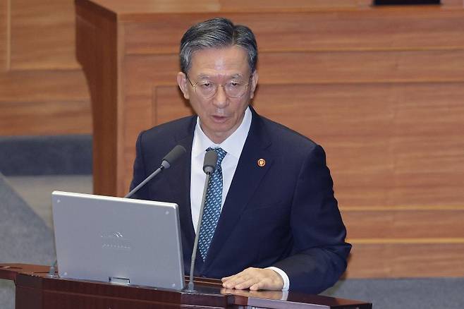 정성호 법무부 장관이 지난달 15일 오후 서울 여의도 국회에서 열린 제429회국회(정기회) 제5차 본회의 정치에 관한 질문에서 이해식 더불어민주당 의원의 질의에 답변하고 있다. 뉴스1