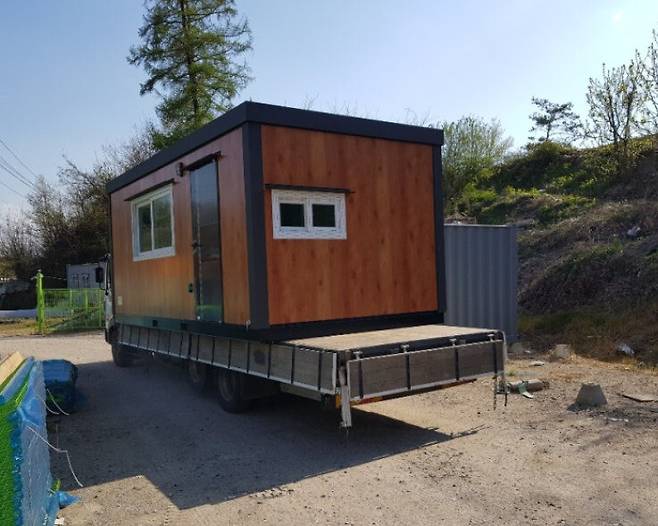 우리가 주문한 농막이 트럭에 실려 제작 업체를 떠나고 있다. ㅎ 하우징 제공