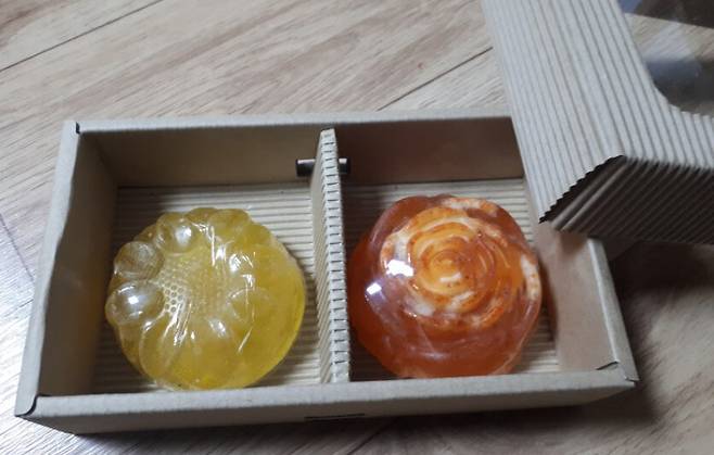 농막 설치를 기념해 마을 주민들에게 나눠준 수제비누세트