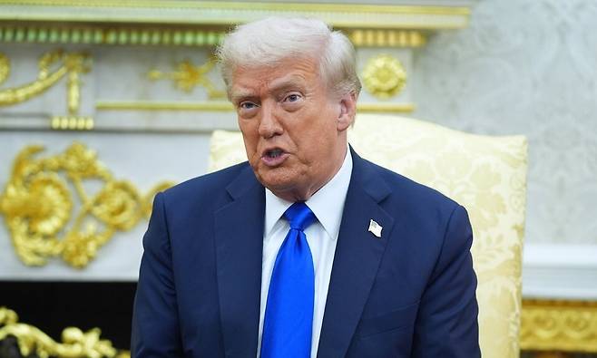 7일(현지시각) 도널드 트럼프 미국 대통령이 워싱턴 백악관 집무실에서 마크 카니 캐나다 총리와 회담 중 발언하고 있다. AP 연합뉴스