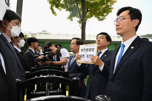 지난해 10월 21일 서울 용산구 대통령관저 인근에서 장경태(오른쪽부터), 이성윤, 이건태 더불어민주당 의원이 김건희 여사에 대한 동행명령장을 전달하기 위해 이동 중 경찰 바리게이드에 가로막혀 있다. 정다빈 기자