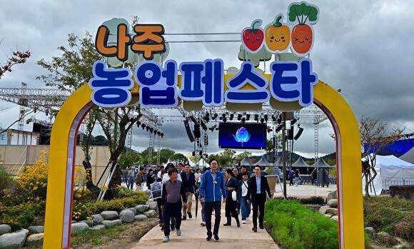 윤병태 시장이 ‘2025 나주영산강축제’와 함께 진행되는 ‘나주농업페스타’ 현장을 둘러보고 막바지 축제 준비 현황 점검하고 있다. [사진=나주시]