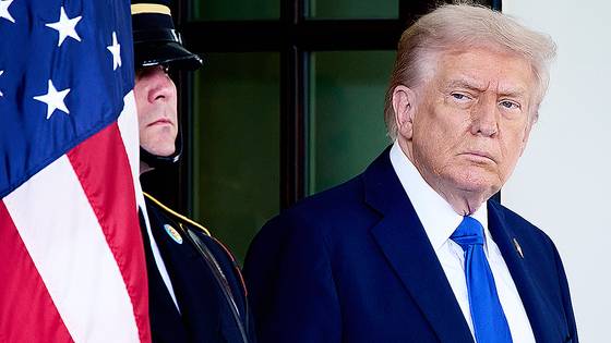 도널드 트럼프 대통령이 7일(현지시간) 워싱턴 백악관에 도착한 마크 카니 캐나다 총리를 맞이하기 위해 기다리고 있다. AP=연합뉴스