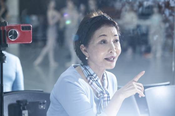 김선희 한예종 명예교수가 지난달 22일 서울 서초동 한국예술종합학교 무용원 연습실에서 열린 '인어공주' 리허설을 지휘하고 있다. 권혁재 기자