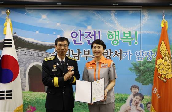 지난해 수원시의 한 전통시장에서 쓰러진 시민을 구한 공로로 표창장을 받는 박현경 권선의용소방대원. 수원남부소방서 제공