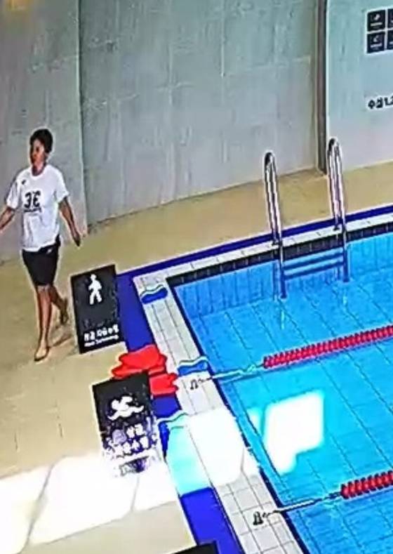 A씨를 구조한 뒤 현장을 떠나는 박현경 권선의용소방대원. 수원남부소방서 제공