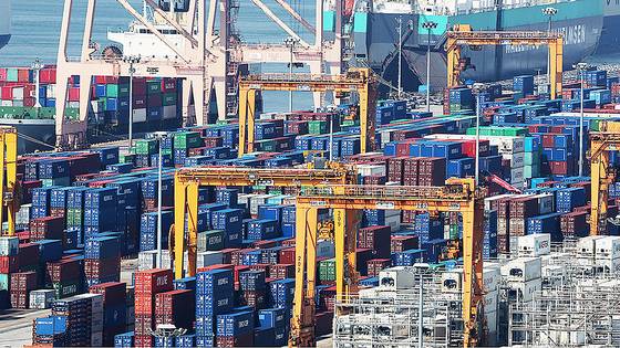 경기도 평택항에 컨테이너가 쌓여있는 모습. 연합뉴스