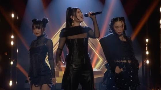 넷플릭스 '케이팝 데몬 헌터스'에서 주인공 헌트릭스의 노래를 부른 가수들이 미국 NBC 인기 토크쇼 '더 투나잇 쇼 스타링 지미 팰런'(The Tonight Show Starring Jimmy Fallon)에 출연해 히트곡 '골든'(Golden)의 라이브 무대를 선보였다. 유튜브 캡처