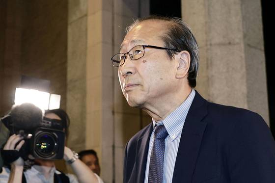 노벨화학상 수상자로 선정된 기타가와 스스무 교토대 특별교수가 8일 교토대에 도착해 기자회견장으로 들어서고 있다. 교도=연합뉴스