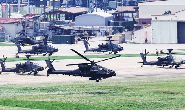 ▲ 유사시 한반도 방어를 위한 정례 한미연합훈련 ‘을지 자유의 방패’(UFS·Ulchi Freedom Shield) 연습이 시작된 18일 경기도 평택시 캠프 험프리스에서 아파치 헬기가 이동하고 있다. 연합뉴스