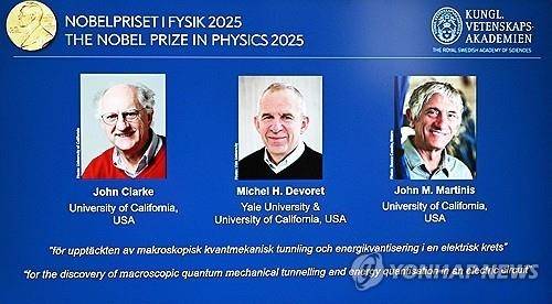 ▲ 왼쪽부터 존 클라크(영국) UC 버클리 교수, 미셸 드보레(프랑스) 예일대 교수, 존 마티니스(미국) UC 샌타바버라 교수 [AFP=연합뉴스. 재판매 및 DB 금지]