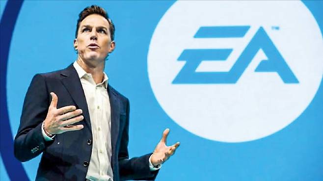 앤드루 윌슨 일렉트로닉아츠(EA) 최고경영자(CEO)가 2017년 미국 캘리포니아주 로스앤젤레스에서 열린 ‘E3 전자엔터테인먼트박람회’에서 연설하고 있다.  /EA 제공
