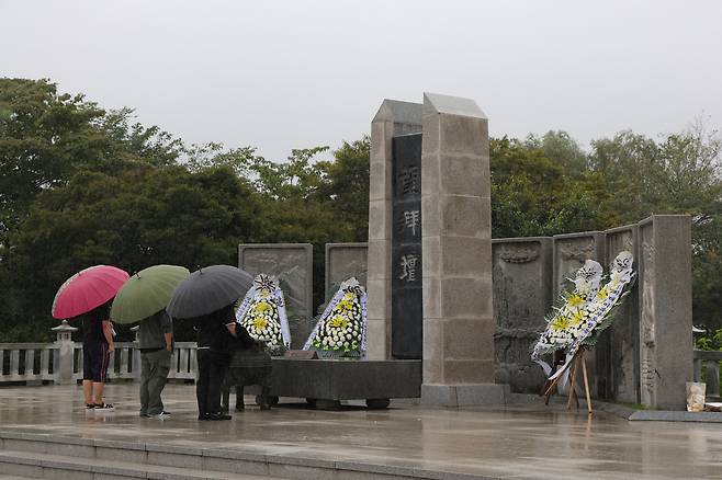 추석인 6일 오전 경기도 파주시 임진각에서 방문객들이 망배단을 바라보고 있다. 연합뉴스
