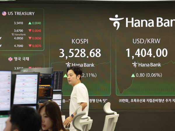 추석 연휴를 하루 앞둔 지난 2일 서울 중구 하나은행 딜링룸에서 딜러들이 모니터를 주시하고 있다. 사진은 기사 내용과 관련이 없음. 연합뉴스